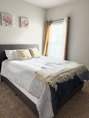 3 bedrooms, iron/ironing board, WiFi, bed sheets - Charming 3-bedroom house pet and family-friendly, close to IAH in Houston (Houston)