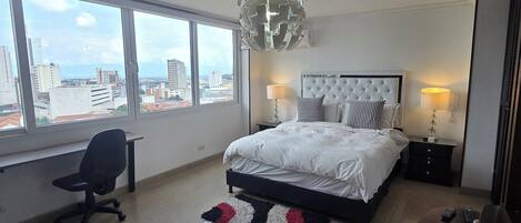 5 عدّة غرف نوم وخزنة داخل الغرفة ومكتب ومكواة/لوح كي