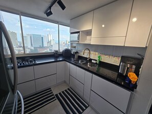 Réfrigérateur, micro-ondes, plaque de cuisson, cafetière/bouilloire