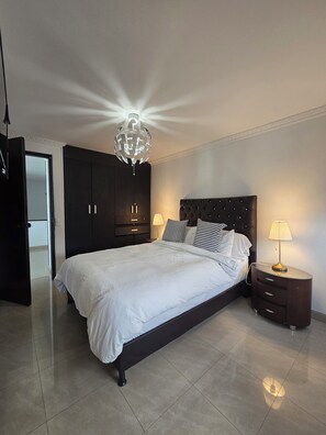 5 chambres, coffres-forts dans les chambres, bureau