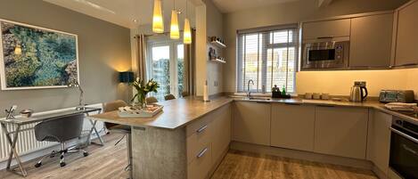 Kühlschrank, Mikrowelle, Ofen, Herdplatte