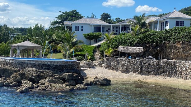 Une propriété située sur la côte, dotée d’une piscine à eau claire, de murs en pierre et d’un belvédère.