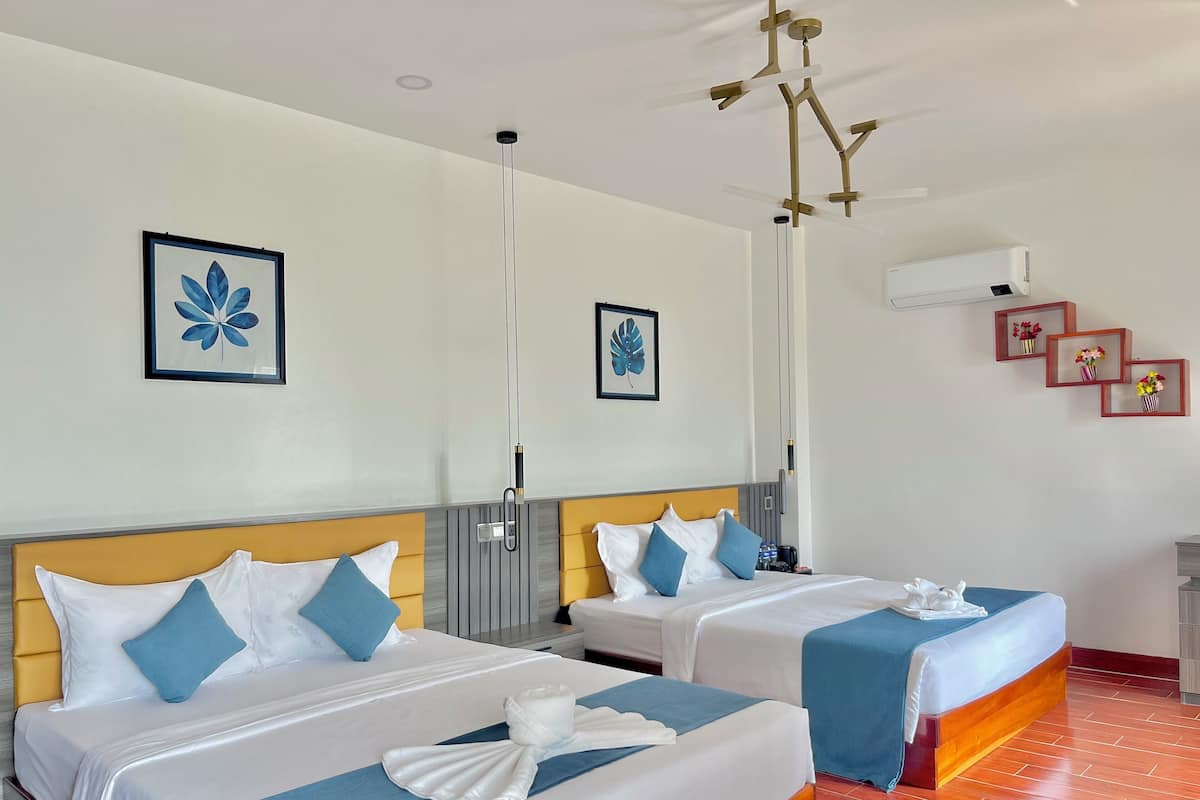 Deluxe Twin Room, Sea View | Hypo-allergenic bedding, desk