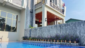 A modern hotel with a swimming pool, a stone facade, and a balcony with a view. - Kep Sea View Hotel (Kep)
