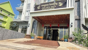 A hotel entrance with a sign indicating a sea view, hotel, and skybar. - Kep Sea View Hotel (Kep)