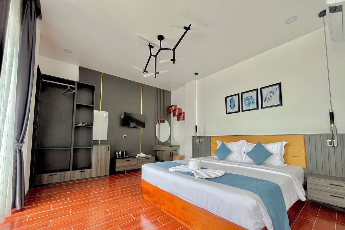 Deluxe Double Room, Sea View | Hypo-allergenic bedding, desk