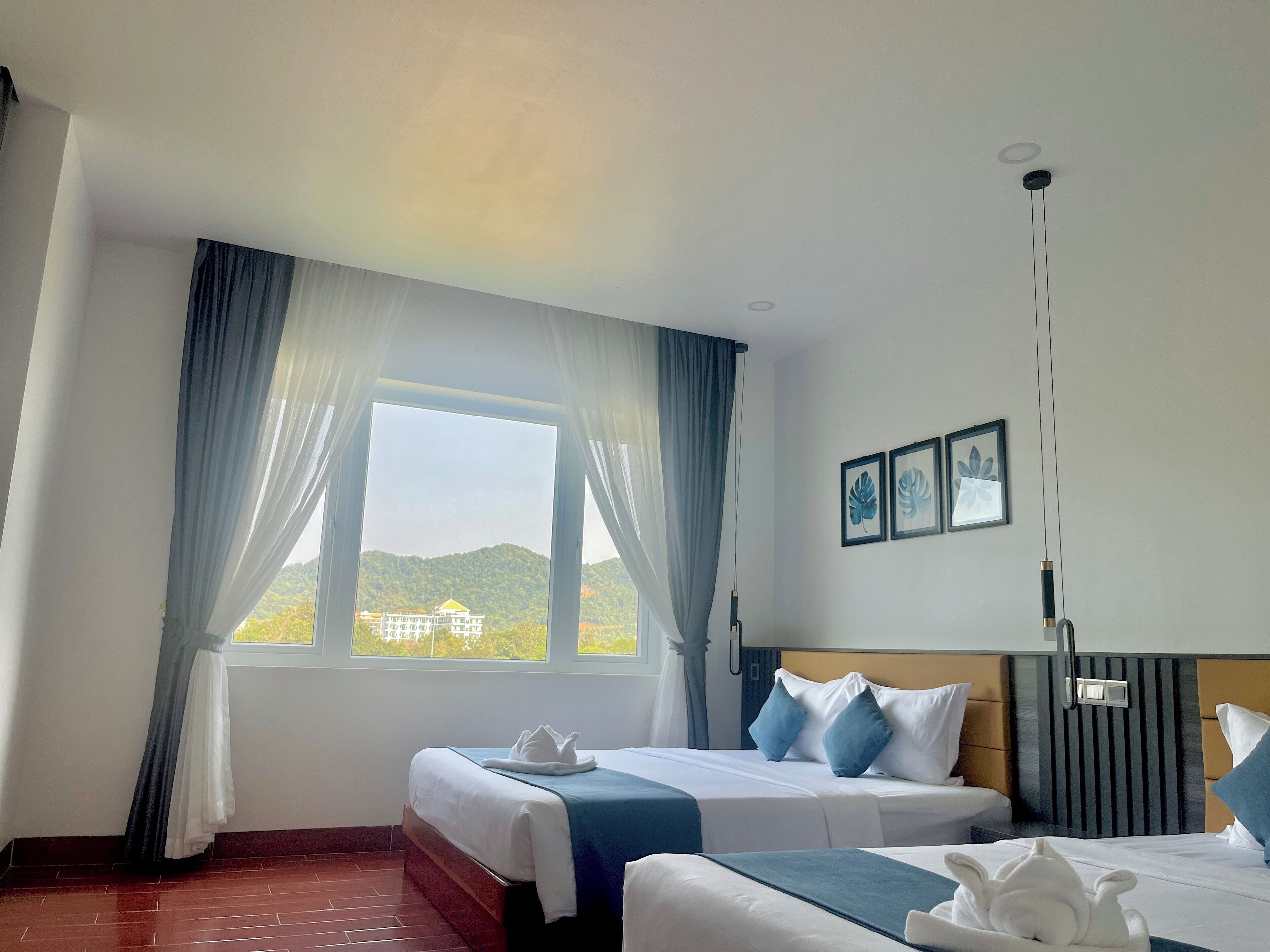 Twin Room, Mountain View | Hypo-allergenic bedding, desk