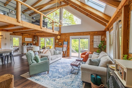 Smart TV, fireplace, table tennis, books. Relaxing family friendly cabin that lets you escape and enjoy nature