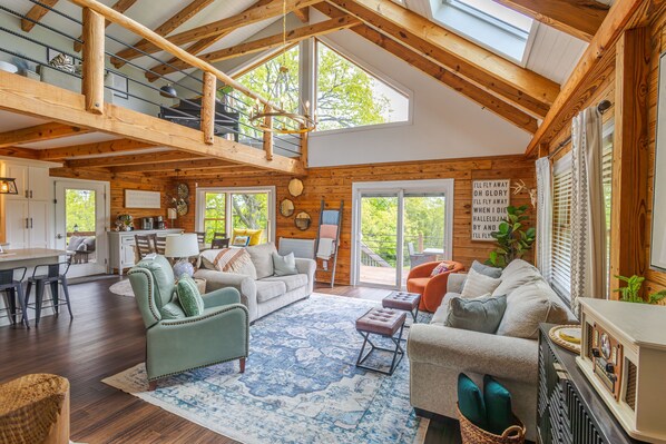 Smart TV, fireplace, ping pong, books