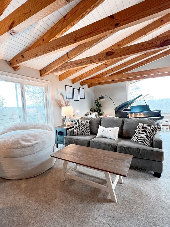 TV connectée, cheminée, table de tennis de table, livres