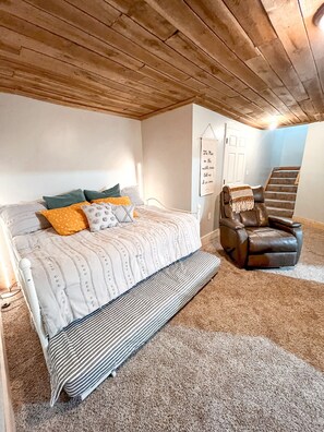 3 habitaciones, escritorio y tabla de planchar con plancha 