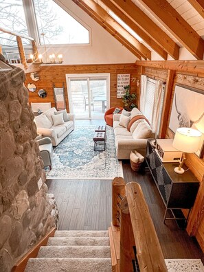 Smart-TV, peis, bordtennis og bøker