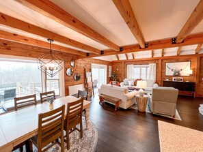 TV connectée, cheminée, table de tennis de table, livres