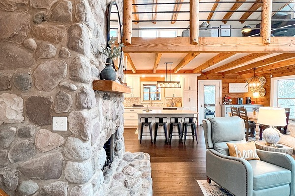 Älytelevisio, takka, pöytätennispöytä, kirjoja