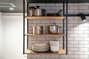 Frigorífico, microondas, placa de cocina y tostadora