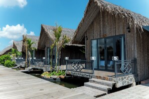 ملاءات للفراش لا تسبب الحساسية وميني بار ومكتب وواي فاي مجانًا