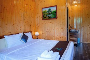 Hypo-allergenic bedding, minibar, desk, soundproofing - BUNGALOW VEN SONG (Trà Vinh)
