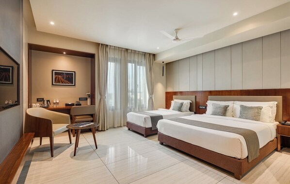 Habitación familiar, vista a la ciudad | Escritorio, insonorización y wifi gratis 