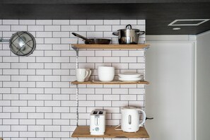 Refrigerador, microondas, placa de cocina, tetera/pava eléctrica