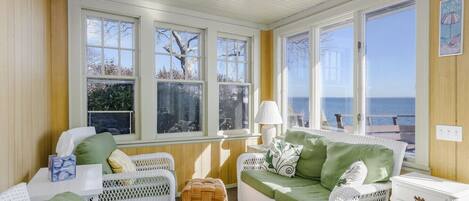 Televisión y chimenea