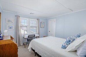 Escritorio, wifi y ropa de cama 