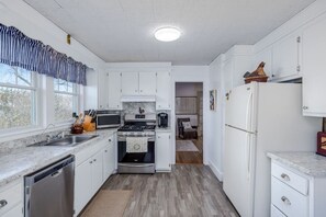 冷蔵庫、電子レンジ、オーブン、コンロ