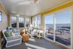 Een televisie en een open haard