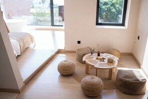 Phòng đôi có thiết kế đặc sắc, 1 giường cỡ king, bồn tắm, quang cảnh biển | Nệm có lớp đệm bông, màn/rèm cản sáng, phòng cách âm 