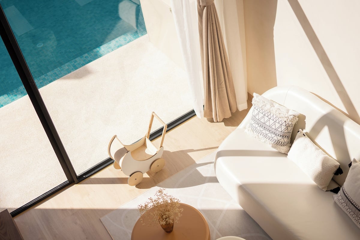 Suite estudio Signature, varias camas, acceso a la piscina, vistas a la piscina | Sala de estar | Una impresora