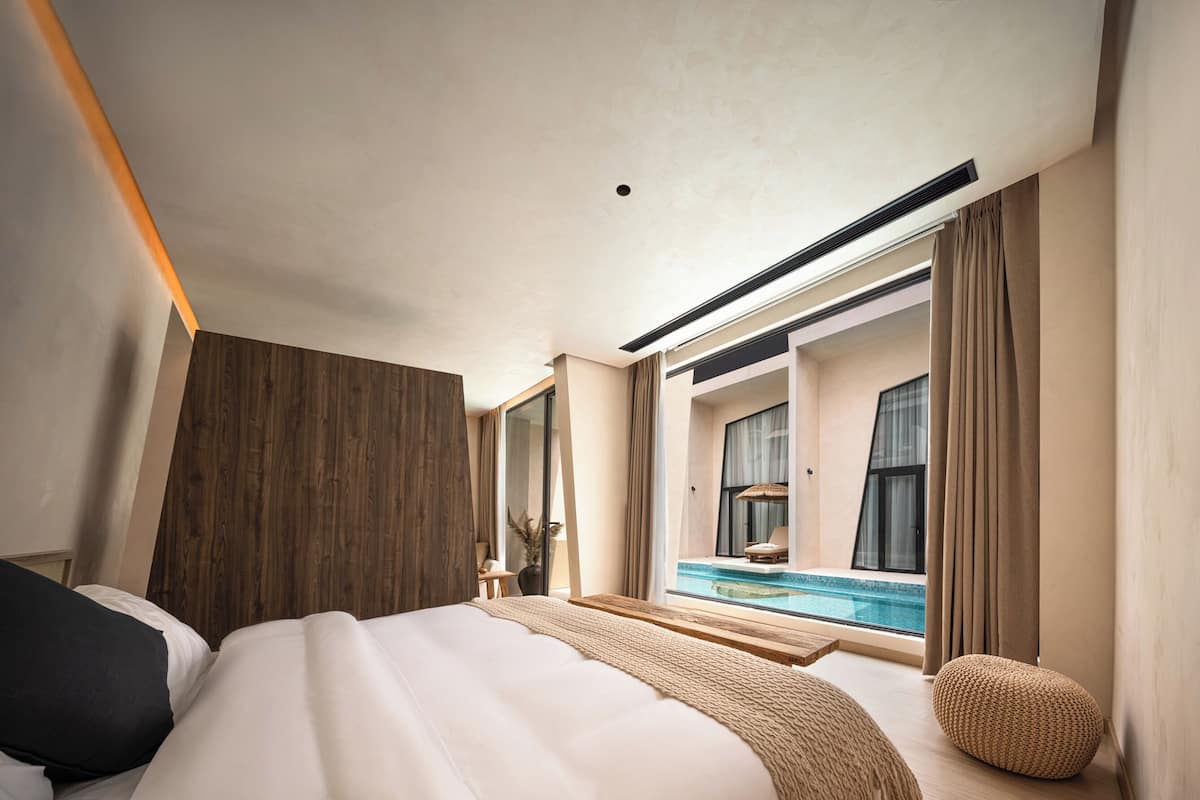 Suite estudio sénior, 1 cama de matrimonio grande, acceso a la piscina, vistas a la piscina | Colchones con acolchado adicional y cortinas opacas