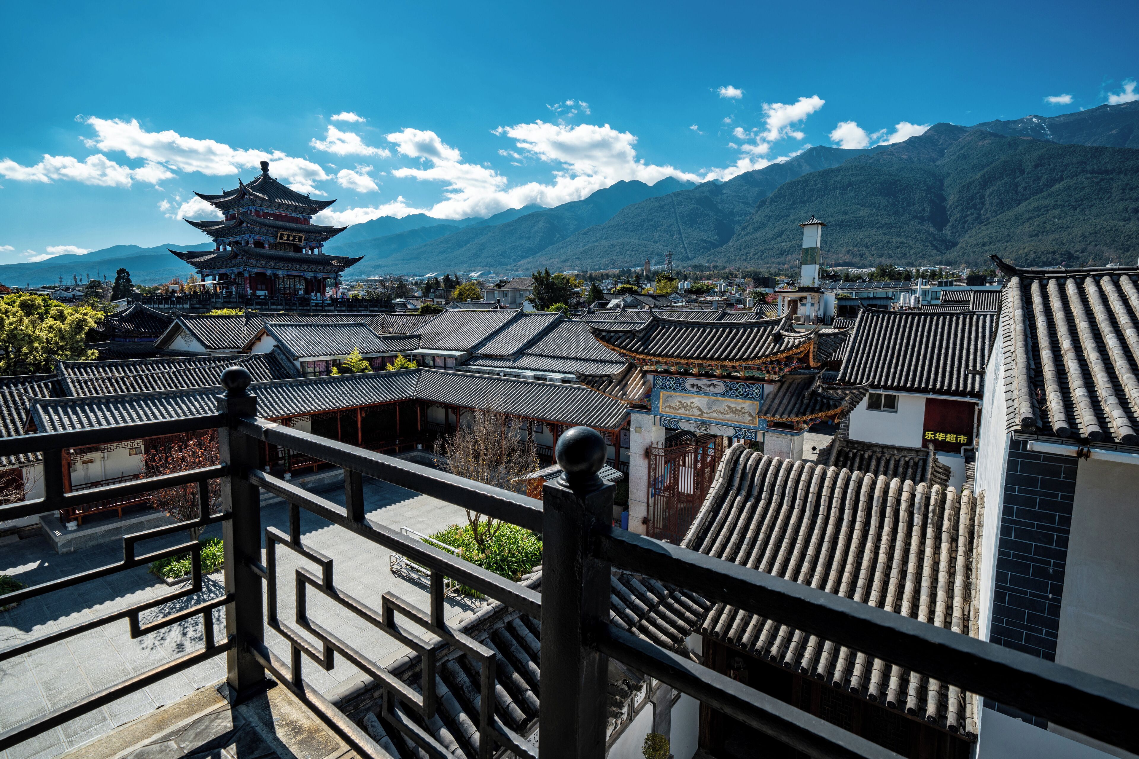 Une ville japonaise traditionnelle, caractérisée par une pagode imposante et des toits couverts de tuiles.
