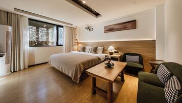 Family Suite, 2 Bedrooms, Courtyard Area | Peralatan tempat tidur premium, gebar bulu kapas, katil Tempur-Pedic
