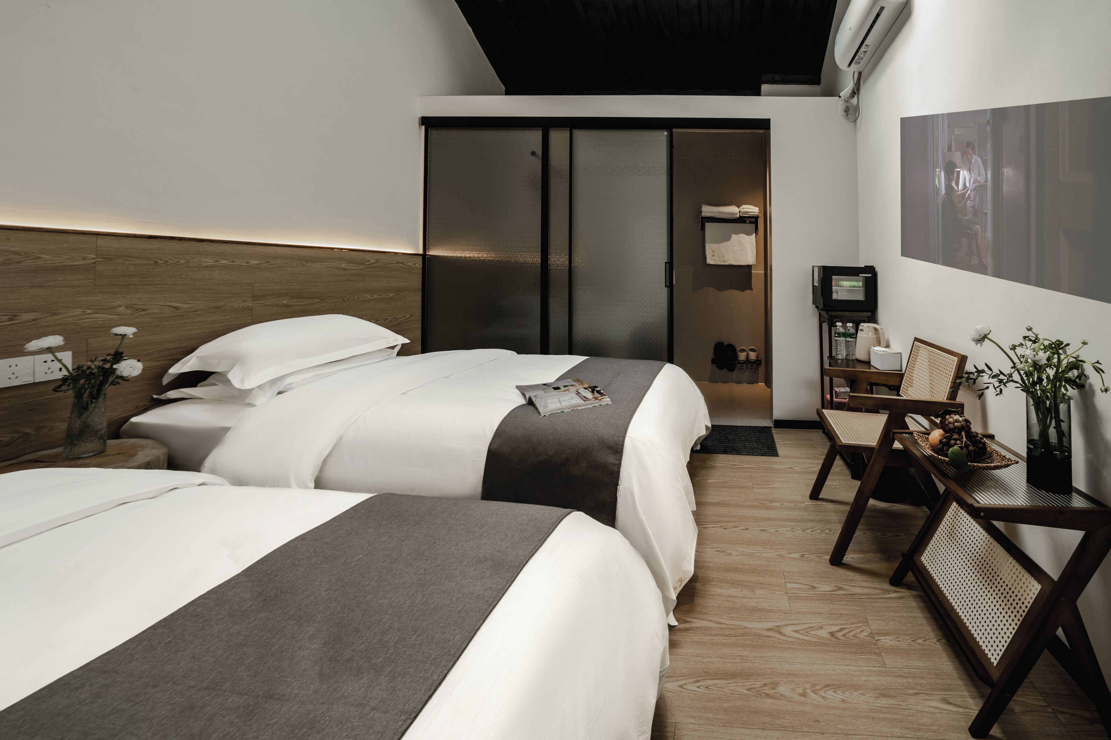 Senior Twin Room, Courtyard View | Premium bedding, down comforters, Tempur-Pedic beds