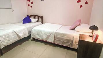 3 habitaciones, tabla de planchar con plancha, wifi y ropa de cama