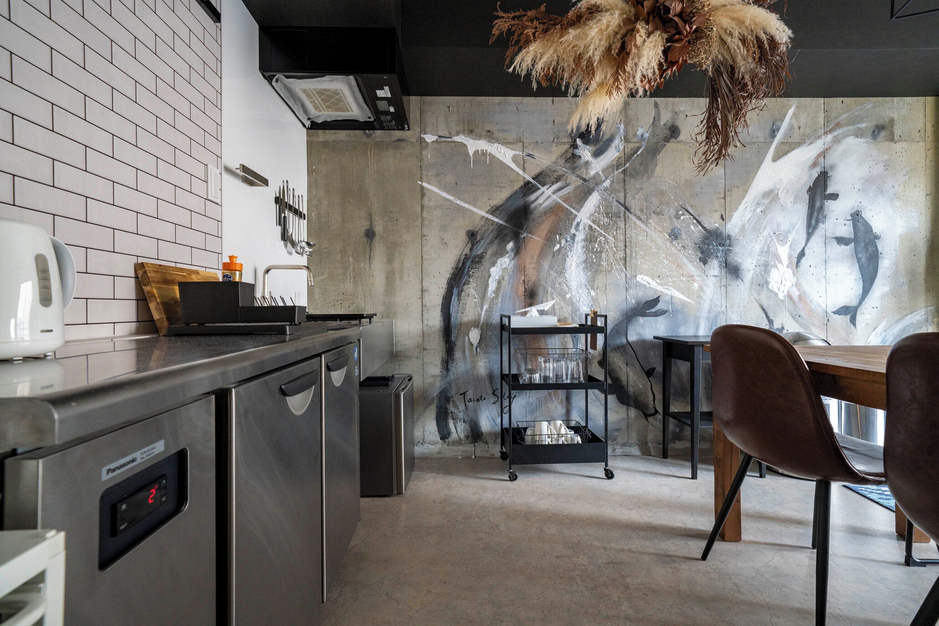 Refrigerador, microondas, placa de cocina, tostadora