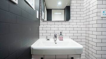 Gratis toiletartikelen, een haardroger, pantoffels, een bidet