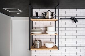 Réfrigérateur, micro-ondes, plaque de cuisson, bouilloire électrique