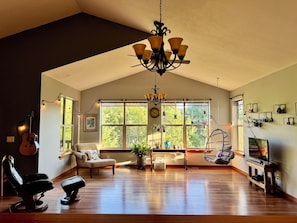 Tv, pejs, dvd-afspiller, bøger