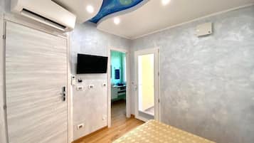 6 bedrooms, iron/ironing board, WiFi, bed sheets