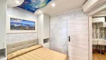 6 bedrooms, iron/ironing board, WiFi, bed sheets
