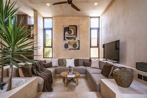 Villa Luxe, 2 chambres, patio, vue piscine | Coin séjour | Télévision à écran plat de 42 pouces avec chaînes numériques