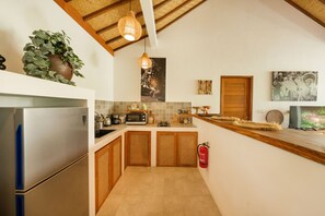 Réfrigérateur, un four, surface de cuisson, cafetière-théière