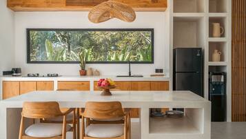 Refrigerador, placa de cocina, cafetera/tetera, utensilios de cocina