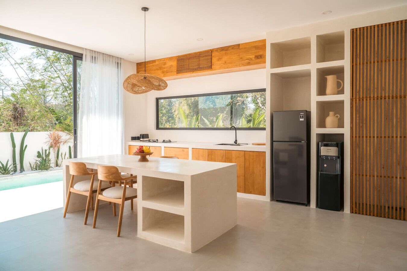 Een koelkast, een kookplaat, een koffiezetapparaat/waterkoker