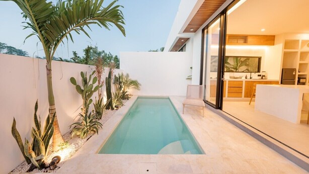 A modern house with a swimming pool, a dining area, and a kitchen. - Alcove Boutique Private Pool Villa D (Kecamatan Kuta Selatan)