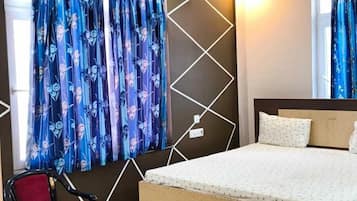 Habitación individual de lujo, balcón, vista a la ciudad | Escritorio, espacio para trabajar con laptop y wifi gratis