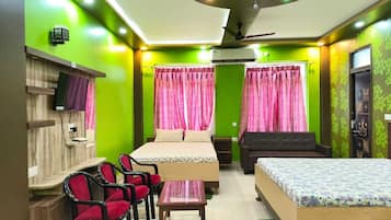 Escritorio, espacio para trabajar con laptop y wifi gratis