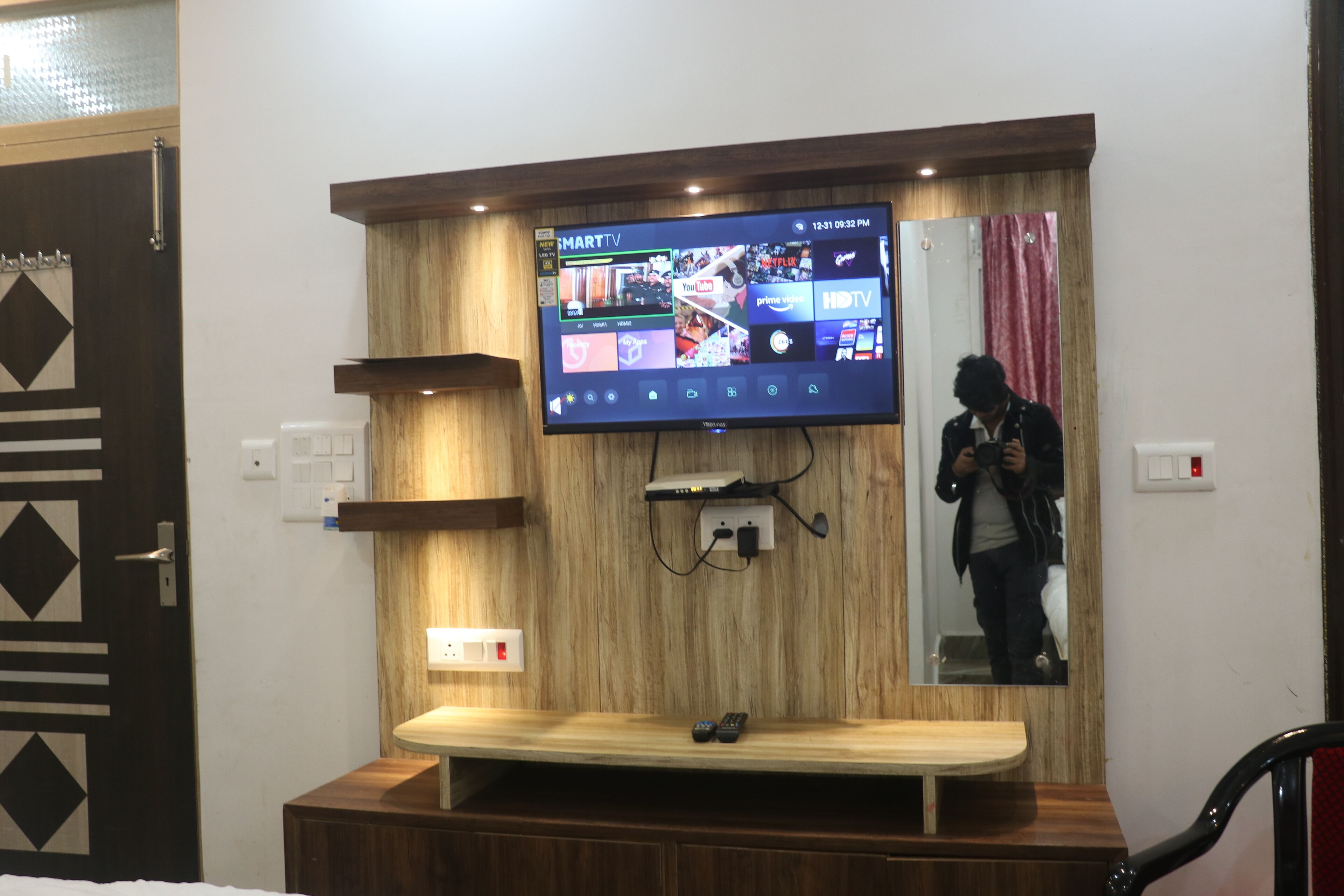 Bureau, espace de travail pour ordinateur portable, Wi-Fi gratuit