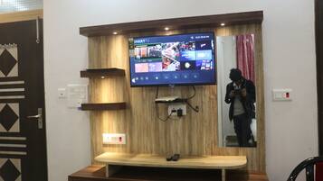 Skrivbord, arbetsyta för laptop och gratis wi-fi