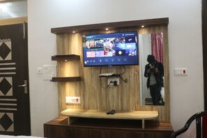 Desk, laptop workspace, free WiFi - Narayan Marriage Hall And resort (Sitamarhi)